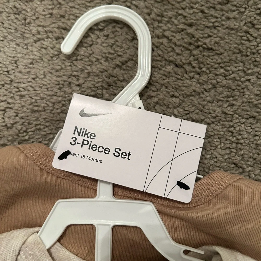 ✅ NWT Nike Baby 3-Piece Bodysuit & Pants Set 18M Hemp Neutral Tan - Picture 8 of 10